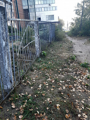 Травмоопасный школьный двор: кто должен менять асфальт и забор школы №53